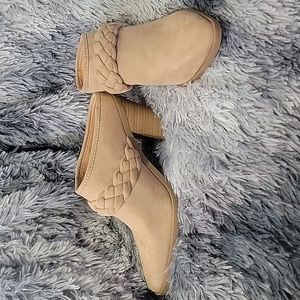 NWOT never worn universal thread tan suede mule size 8.5